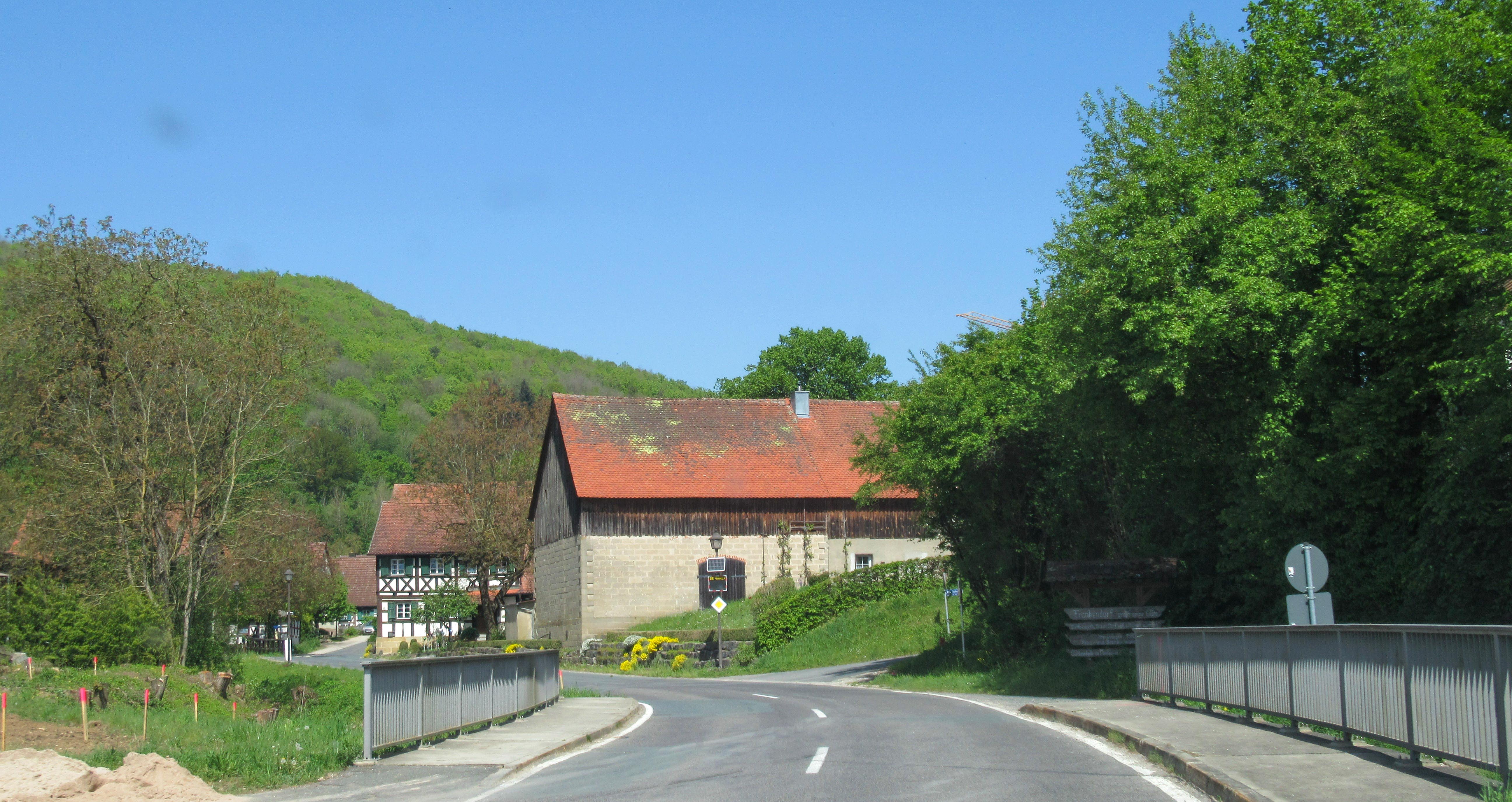 Erneuerungsbedürftiges Brückenbauwerk südlich Frankendorf vor dem Neubau Brücke mit Haus im Hintergrund