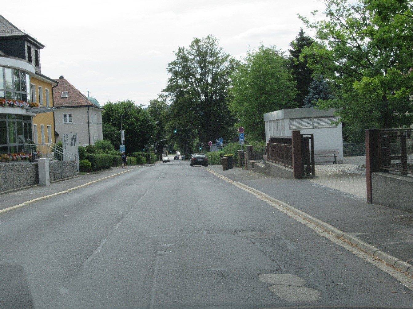 Straße mit Schäden im Bestand