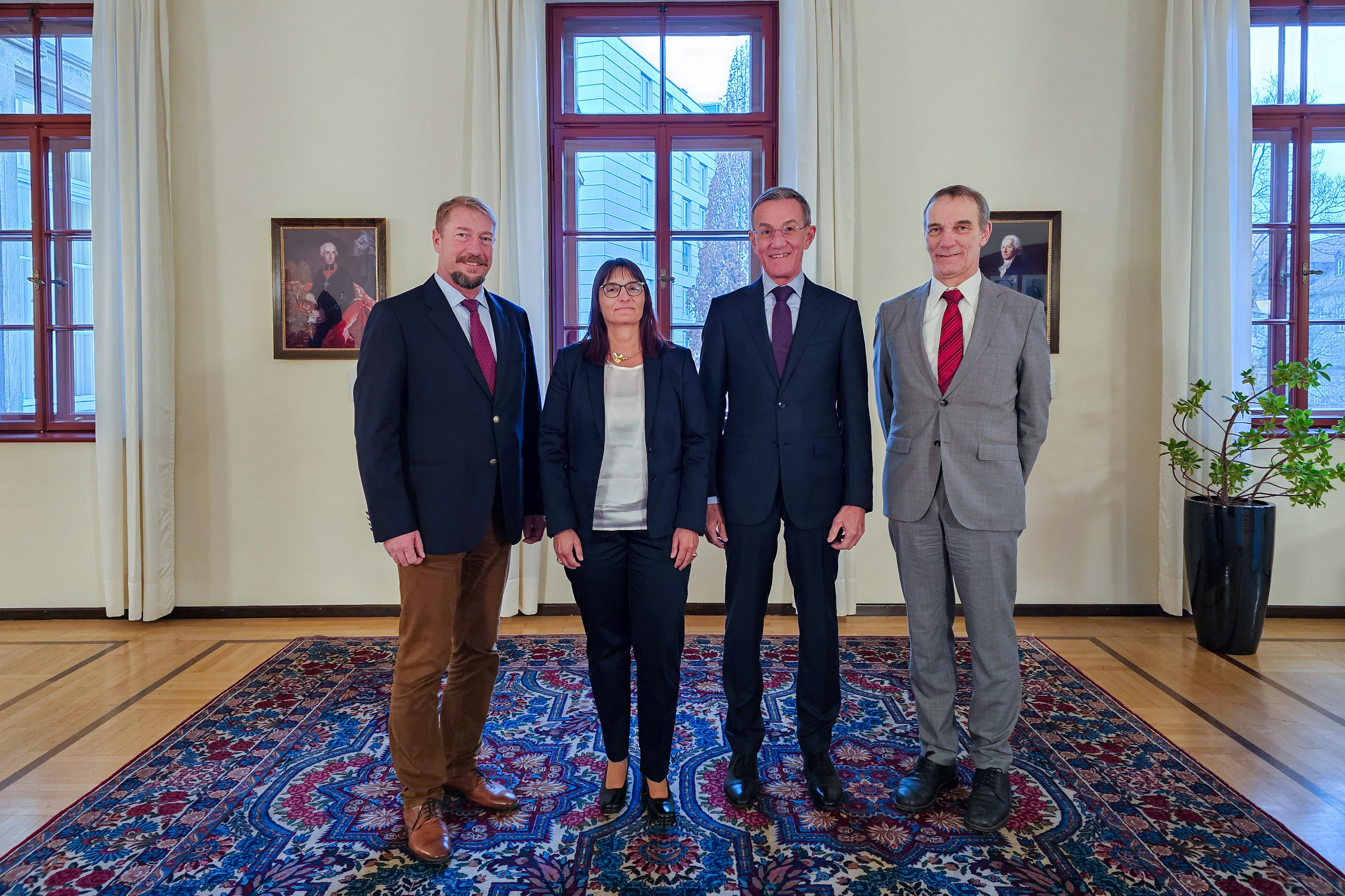 Gruppenbild Ernennung von Apothekerin Elke Wolf zur neuen ehrenamtlichen Pharmazierätin; Verabschiedung von Apotheker Christian Bauer Gruppenbild im Foyer des Empfangszimmers des Regierungspräsidenten in der Regierung von Oberfranken