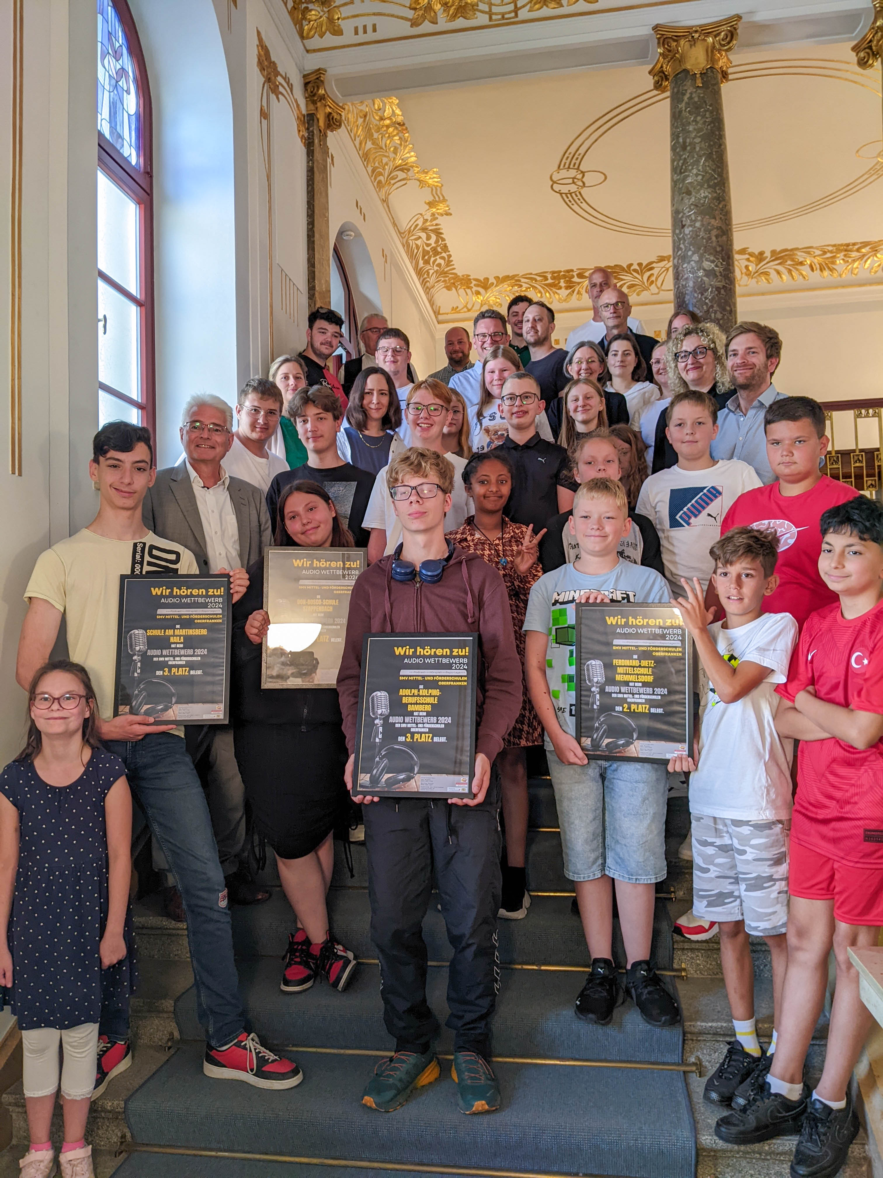 Gruppenbild der Preisverleihung zum SMV-Wettbewerb "Wir hören zu!" der Förder- und Mittelschulen Oberfranken 2024