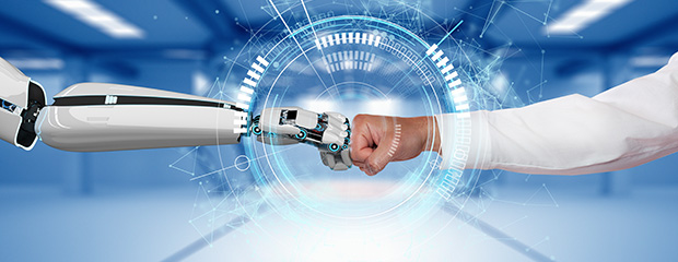Symbolfoto: eine menschliche Hand und eine Roboterhand machen einen Faustgruß