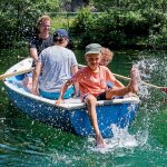 Familie im Ruderboot am Schöngrundsee in Pottenstein in der Fränkischen Schweiz