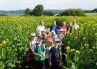 Abbildung 1: Umweltminister Thorsten Glauber, Florian Questel, Bürgermeister der Gemeinde Ahorntal, Eheleute Orlet und Georg Röhm, weiterer Stv. Landrat des Landkreises Bayreuth, gemeinsam mit Kindern der Grundschule Ahorntal im Silphie-Labyrinth