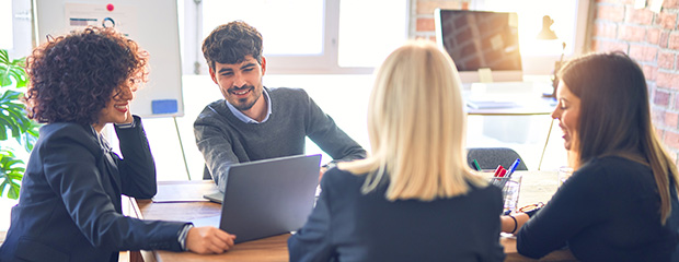 Arbeitsgemeinschaften in der Regierung von Oberfranken Drei Frauen und ein Mann sitzen an einem Tisch im Büro und unterhalten sich