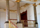 Blick in das im Jugendstil reich mit Gold verzierte Treppenhaus