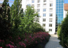 Der Weg zum Hochhaus wird von bunten Blumen gesäumt