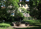 Brunnen im Präsidentengärtlein mit Blick auf das Bistro