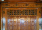 Detailansicht der Holztür zum Landratssaal mit geometrischen Intarsien