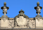 Den Abschluss des Gebäudes bildet das Wappenschild des Königreichs Bayerns 1835–1918/23
