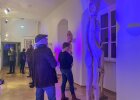 Ein Besucher betrachtet eine 1,5 Meter hohe Holzskulptur