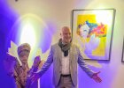 Der Künstler Waßmann vor einer seiner Holzskulpturen