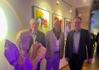  Regierungspräsident, Regierungsvizepräsident und der Künstler Waßmann vor einer Holzskulptur