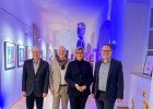  Regierungspräsident, Regierungsvizepräsident  und der Künstler Waßmann im Gang der Vernissage