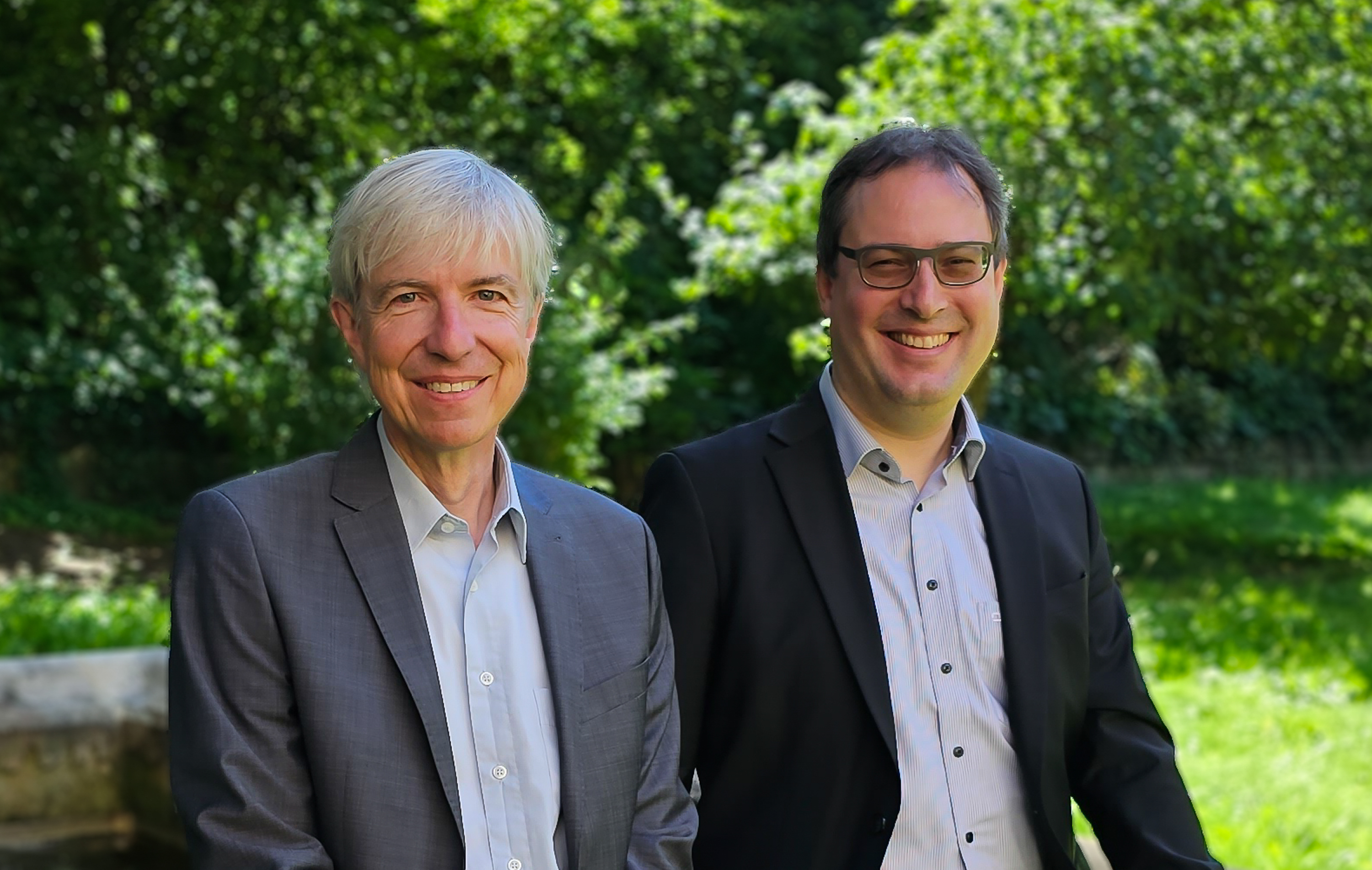 Regierungspräsident Florian Luderschmid (rechts) und Regierungsvizepräsident Thomas Engel im Regierungsgarten