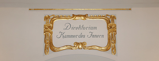 Wandinschrift über dem Büro des Regierungsvizepräsidenten, die lautet: "Direktorium. Kammer des Innern"